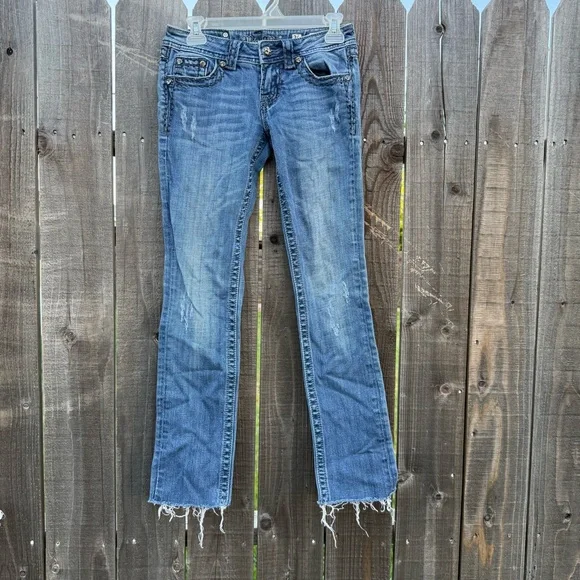 Miss Me Jeans Women's size 26 Distressed Denim Straight Low Rise Frayed Hem - Picture 1 of 10